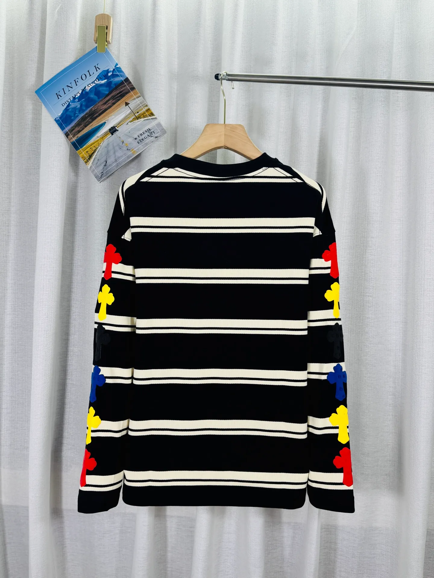 P250 top version, real shot without P, ​​different from market currency) 𝗖𝗵𝗿𝗼𝗺𝗲 𝗛𝗲𝗮𝗿𝘁𝘀/Cro Heart 2025 Autumn and Winter Horseshoe Cross 3D Printed Black and White Striped Couple Casual Long Sleeve 👑The highest version! Customized fabric 320g fabric! Horseshoe cross sticker, a best-selling model in the counter, very comfortable to wear. Accessories: original molded and authenticated collar label➕100% silk wash label. Genuine purchase-grade original hangtag➕matching hanging rope➕3D hanging beads➕original packaging bag. Craftsmanship: The original version has consistent wiring! The highest version of the armhole matching technique! Color: Black Size: S M L XL Style No.: 5188